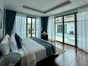 Pool Villa - 3 Bedroom- Walking to Bangtao Beach, Restaurants and Supermarkets