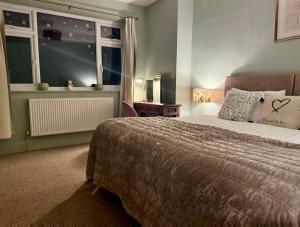 The Rose- Grd Floor, 2-5 Beds, SmartTV, Uni, Tram, M250 Fibre