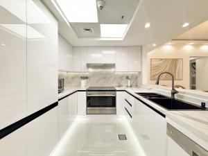 Dream Shoma-2BR - Pool - Walk to Burj Khalifa