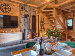 LK Osada Falsztyn domki z prywatną balią nieopodal jeziora Czorsztyńskiego i trasy Velo Czorsztyn