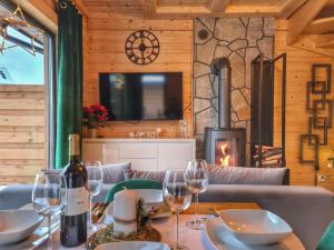 LK Osada Falsztyn domki z prywatną balią nieopodal jeziora Czorsztyńskiego i trasy Velo Czorsztyn