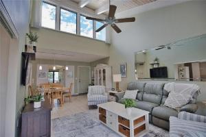 Bright Two Bedroom Condo Near the Waterfront in Venice