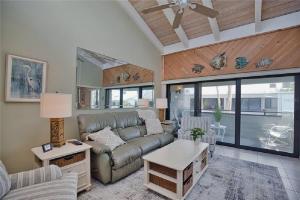 Bright Two Bedroom Condo Near the Waterfront in Venice