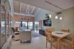 Bright Two Bedroom Condo Near the Waterfront in Venice