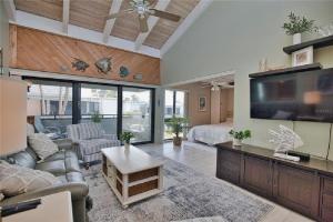 Bright Two Bedroom Condo Near the Waterfront in Venice