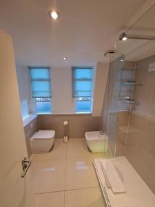 NELL GWYNN HOUSE - Large, Sleek One Bedroom Apartment, Sloane Square, London