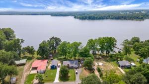 Modern Couples Retreat , Lakefront, Private Dock