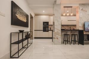 Luxury Apartment Moments from the Promenade