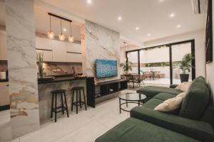 Luxury Apartment Moments from the Promenade