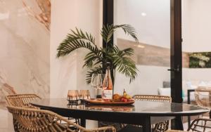 Luxury Apartment Moments from the Promenade