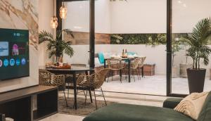 Luxury Apartment Moments from the Promenade