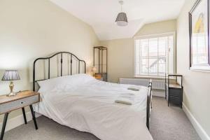 Sea View Penthouse - Walkable to Beach & Town