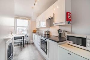 Sea View Penthouse - Walkable to Beach & Town