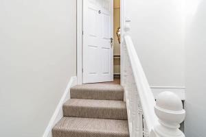 Sea View Penthouse - Walkable to Beach & Town