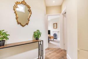 Sea View Penthouse - Walkable to Beach & Town