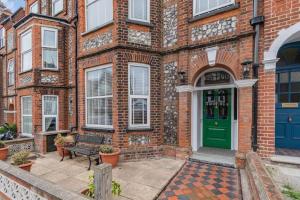 Sea View Penthouse - Walkable to Beach & Town