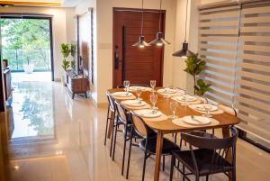 Cozy Modern Retreat with Pine and Mountain Views