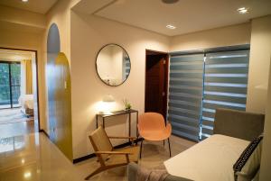 Cozy Modern Retreat with Pine and Mountain Views