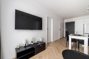 Stacja Jeżyce Lavish Apartment by BookingHost