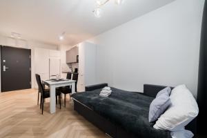 Stacja Jeżyce Lavish Apartment by BookingHost