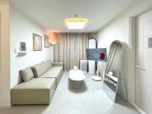 Stay Young #3 Rooms # 5 Beds # Line 2 Line 5 Yeongdeungpo-gu Office Station #Hongdae # Yeouido