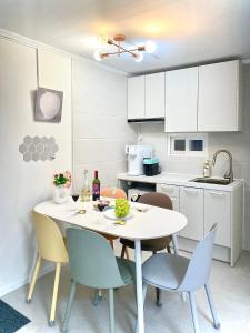 Stay Young #3 Rooms # 5 Beds # Line 2 Line 5 Yeongdeungpo-gu Office Station #Hongdae # Yeouido