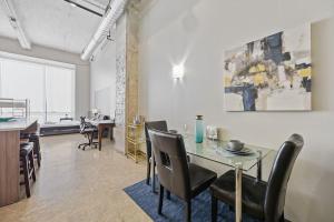 Beautiful Downtown Apartment with Pool, Parking, Laundry