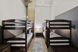 Beautiful Downtown Apartment with Pool, Parking, Laundry