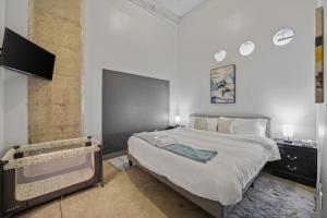 Beautiful Downtown Apartment with Pool, Parking, Laundry