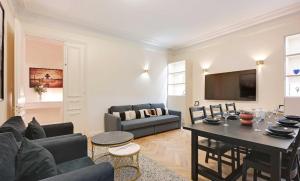 Elegant 3-Bedroom Apartment for up to 8 Guests, Ternes, Paris