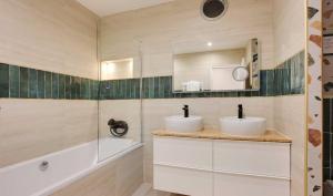 Elegant 3-Bedroom Apartment for up to 8 Guests, Ternes, Paris