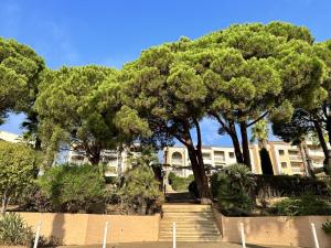 HYEGUY Appartement pour 3 personnes en rez de jardin avec piscine commune à Giens