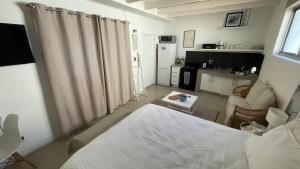 Central apartment in Three Anchor Bay