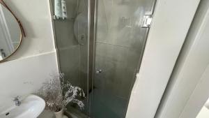 Central apartment in Three Anchor Bay