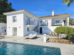 Villa with private pool & outdoor kitchen