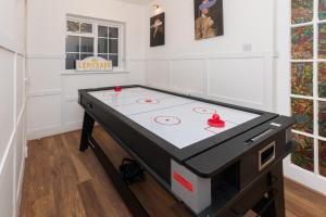 Free parking Sleeps 9 Fully Equipped Playroom