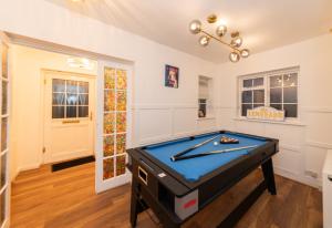 Free parking Sleeps 9 Fully Equipped Playroom