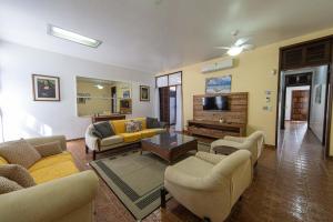 Casa com Piscina e Churrasqueira no Jardim Indaia