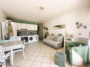 HYEBOUG Appartement pour 4 personnes dans résidence avec piscine situé sur le port dHyères