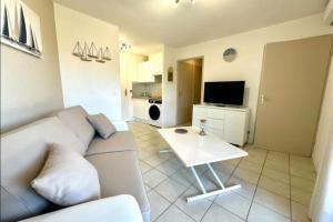 Bright apartment with terrace and sea view