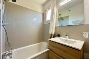 Bright apartment with terrace and sea view