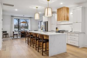 NEW Modern Nashville Escape with Rooftop Hot Tub