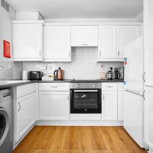 Two Bed House - Sleeps 4 - Garden - Parking - Fast Wi-Fi 55HE