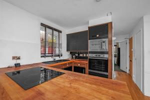 Cozy 1-Bed Flat in Croydon Sleeps 4 - Free Parking