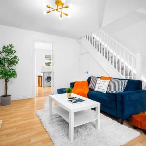 Two Bed House - Sleeps 4 - Garden - Parking - Fast Wi-Fi 55HE