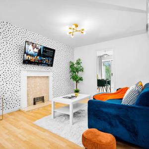 Two Bed House - Sleeps 4 - Garden - Parking - Fast Wi-Fi 55HE