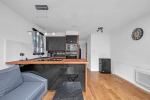 Cozy 1-Bed Flat in Croydon Sleeps 4 - Free Parking