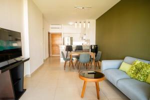 Cozy, elegant 2BR steps to US Consulate