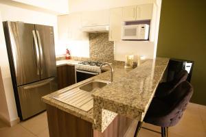 Cozy, elegant 2BR steps to US Consulate