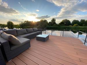 Exklusives Hausboot - Sauna, Sonnendeck & privates Beiboot